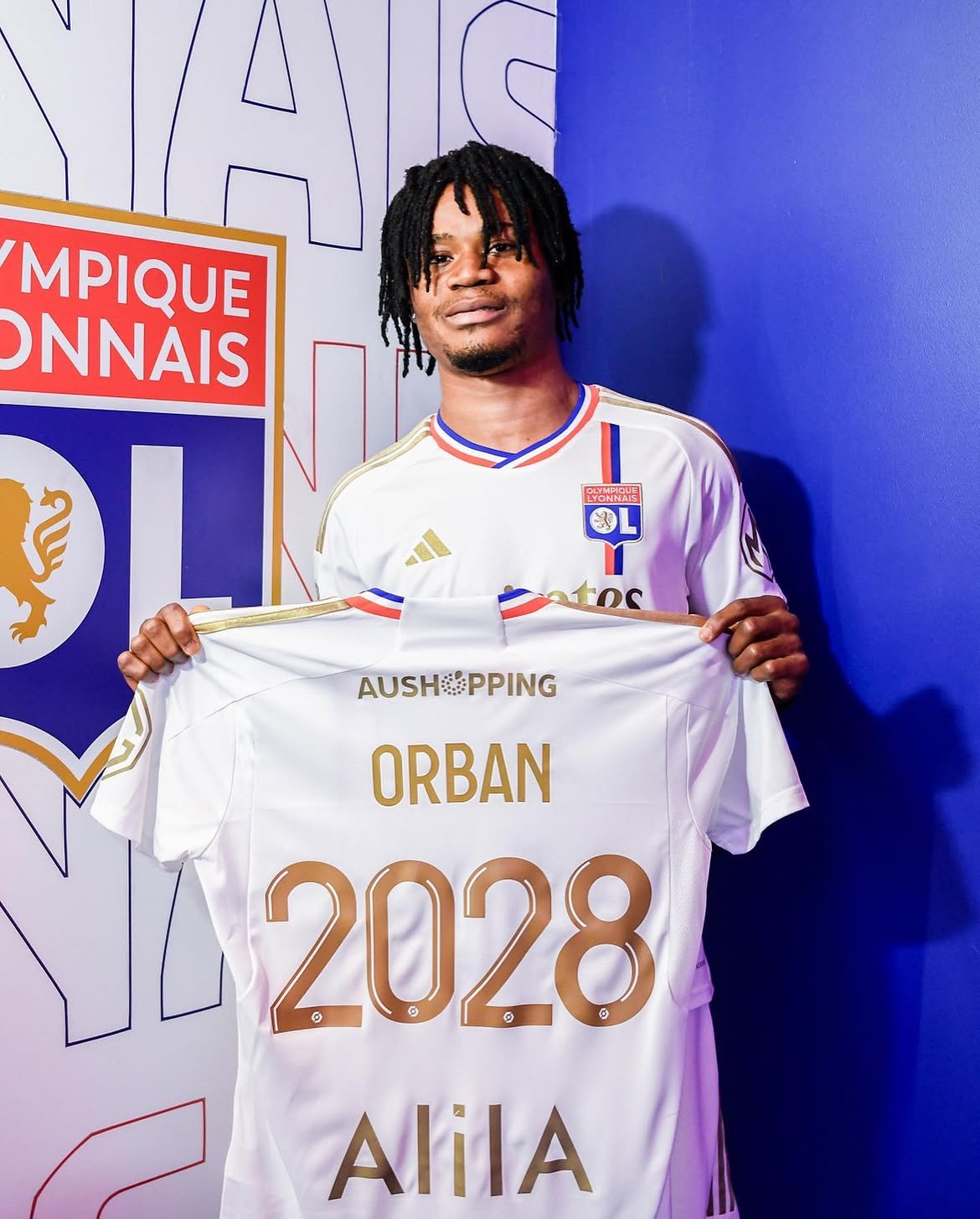 Gift Orban presenting his signing shirt